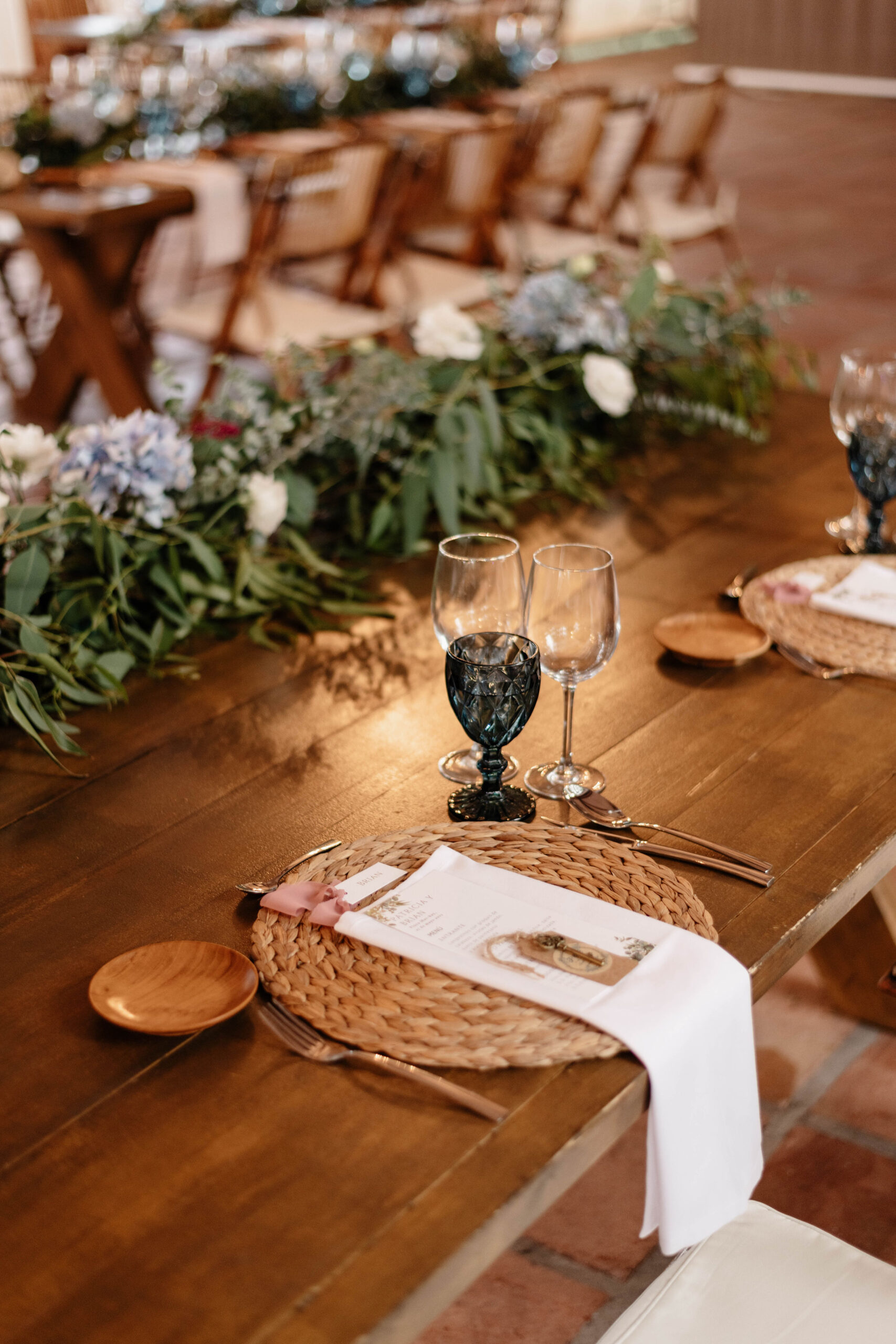 Mesa de banquete decorada para la recepción de una boda