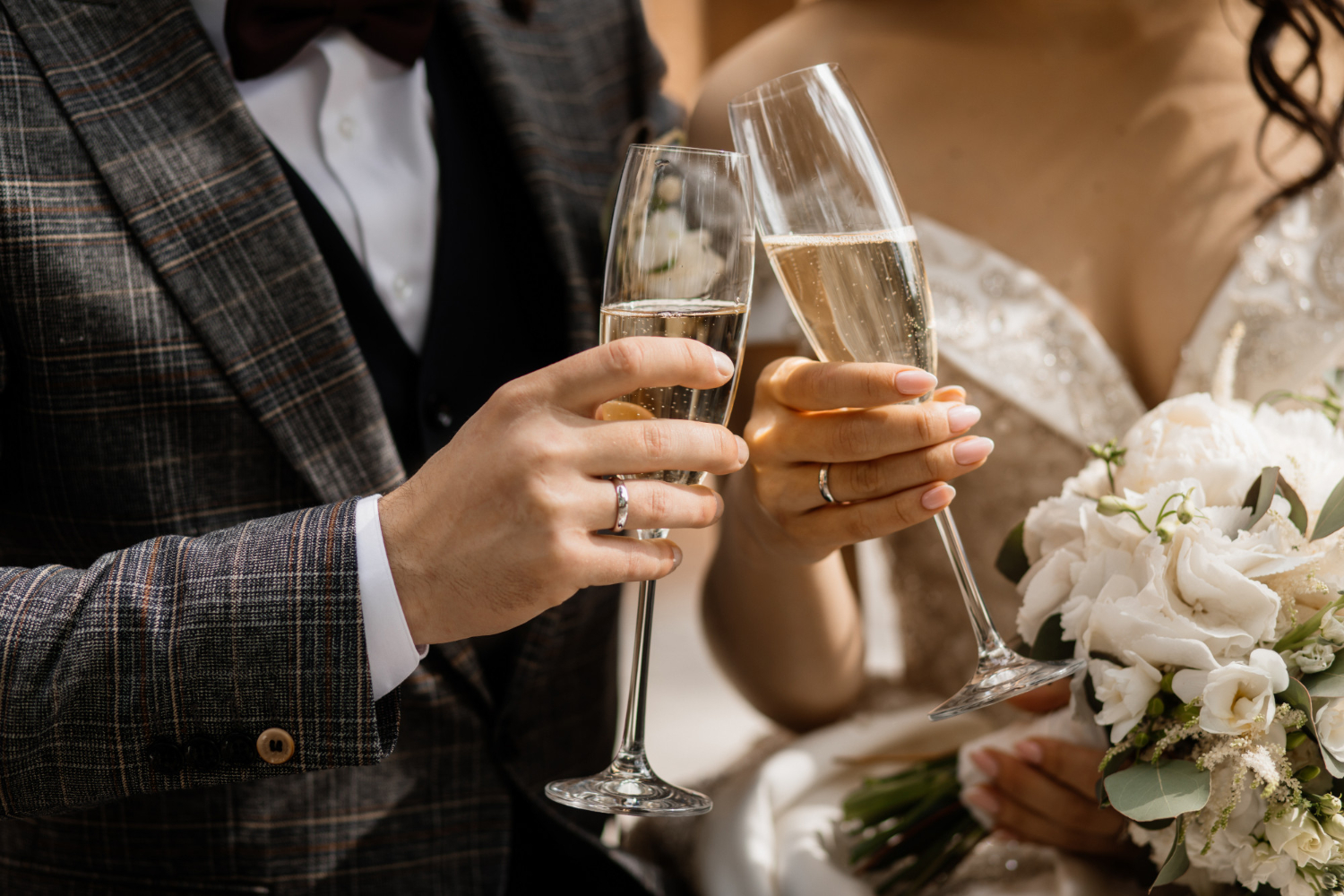 Pareja revisando lista de tareas de boda en pantalla con apuntes