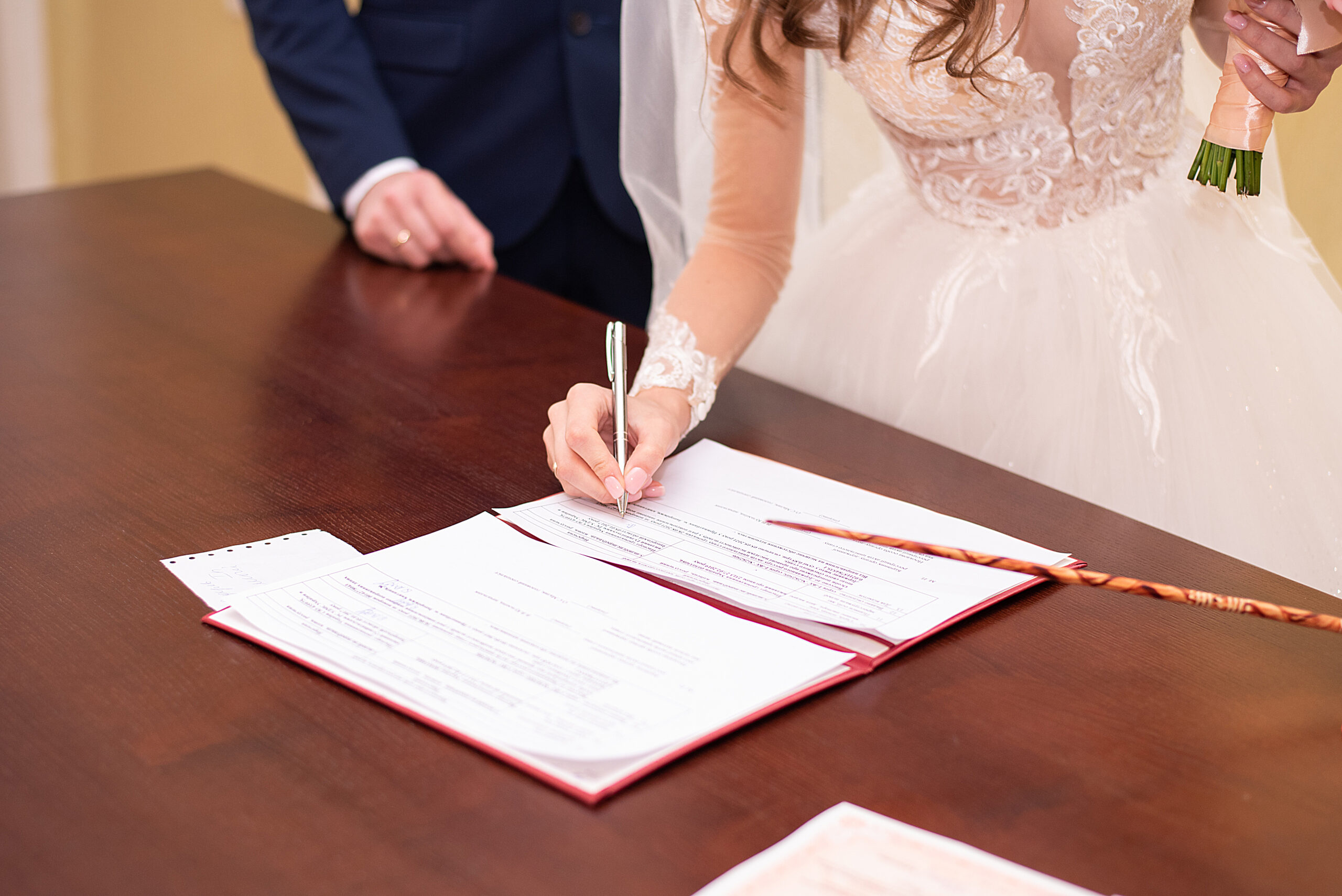 pareja revisando documentos para boda civil