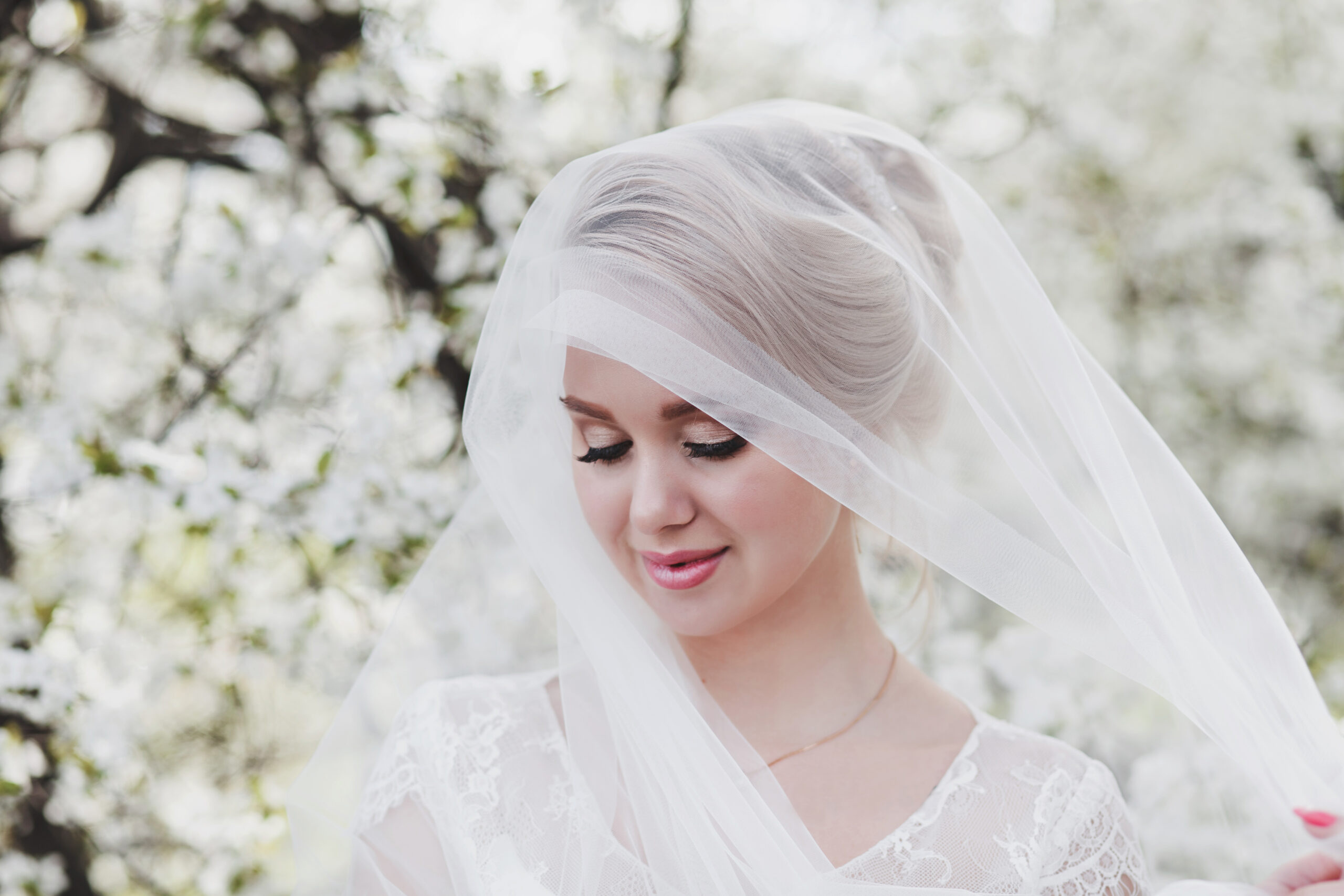 Velo de novia estilo corto en una ceremonia al aire libre