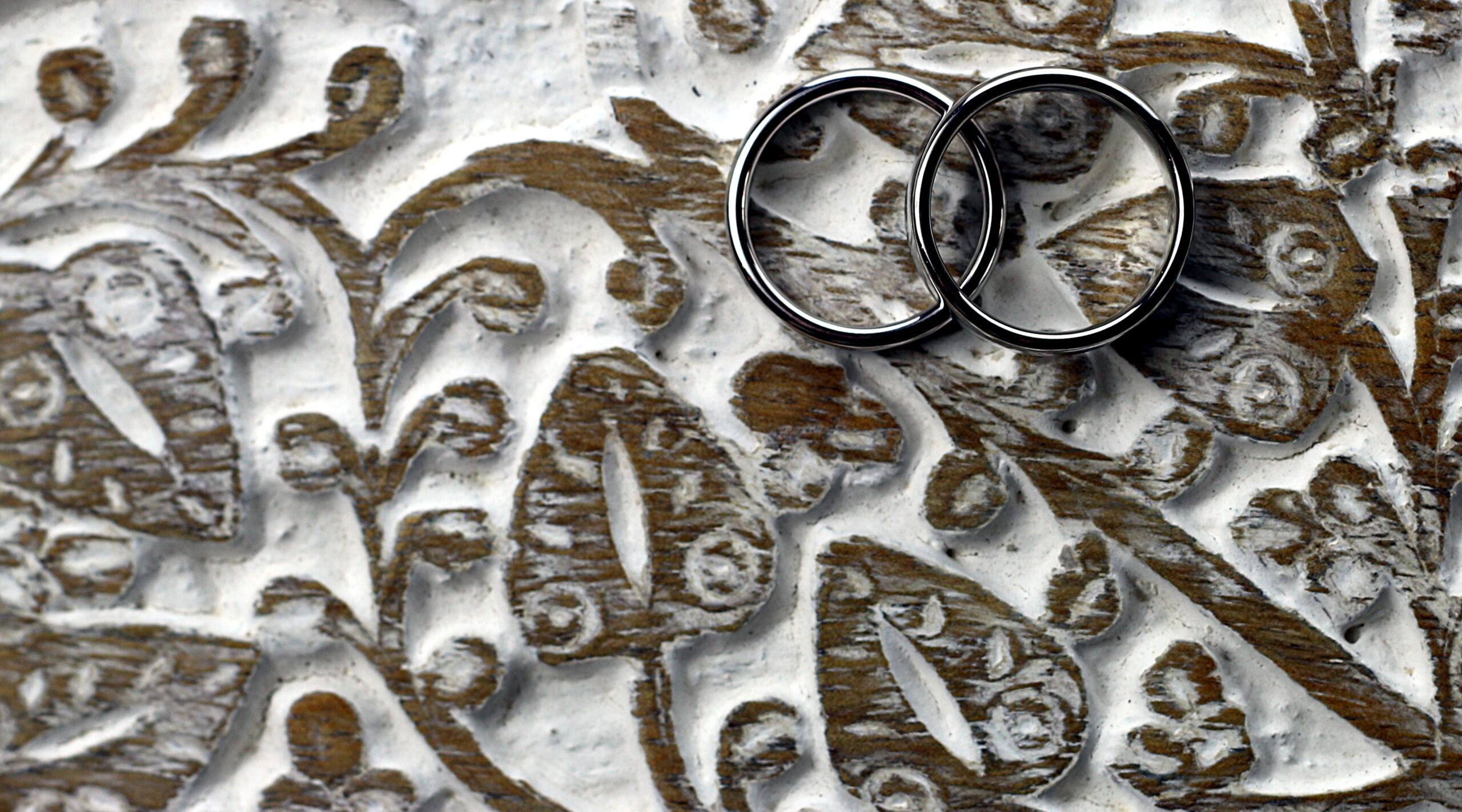 anillos de matrimonio con grabados tradicionales