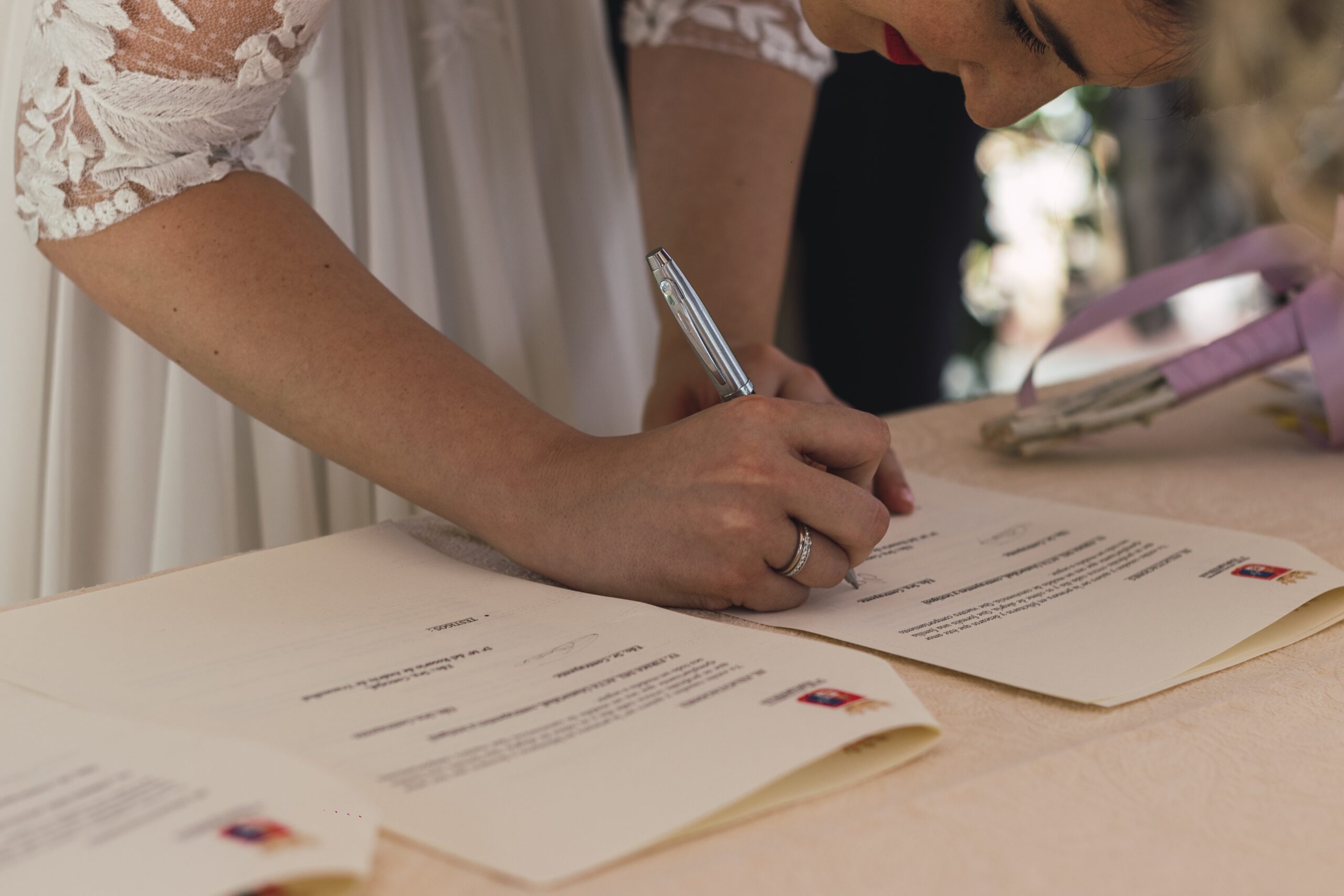 Firma de contrato con wedding planner