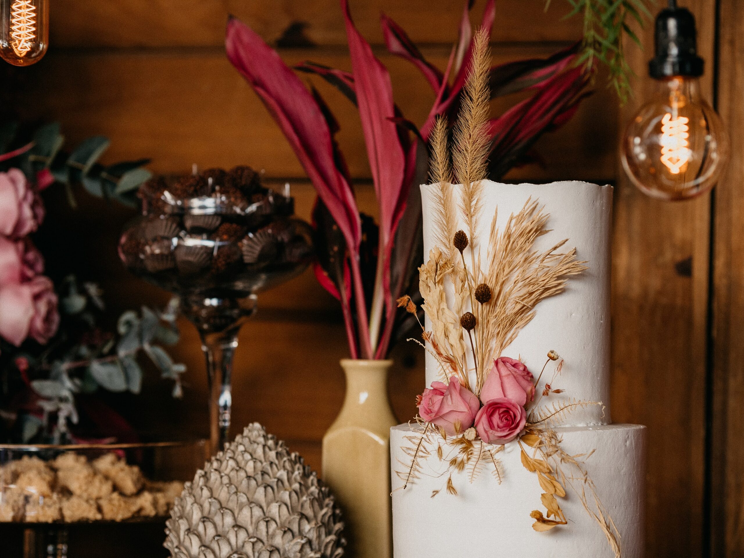 Decoración floral en una boda al aire libre