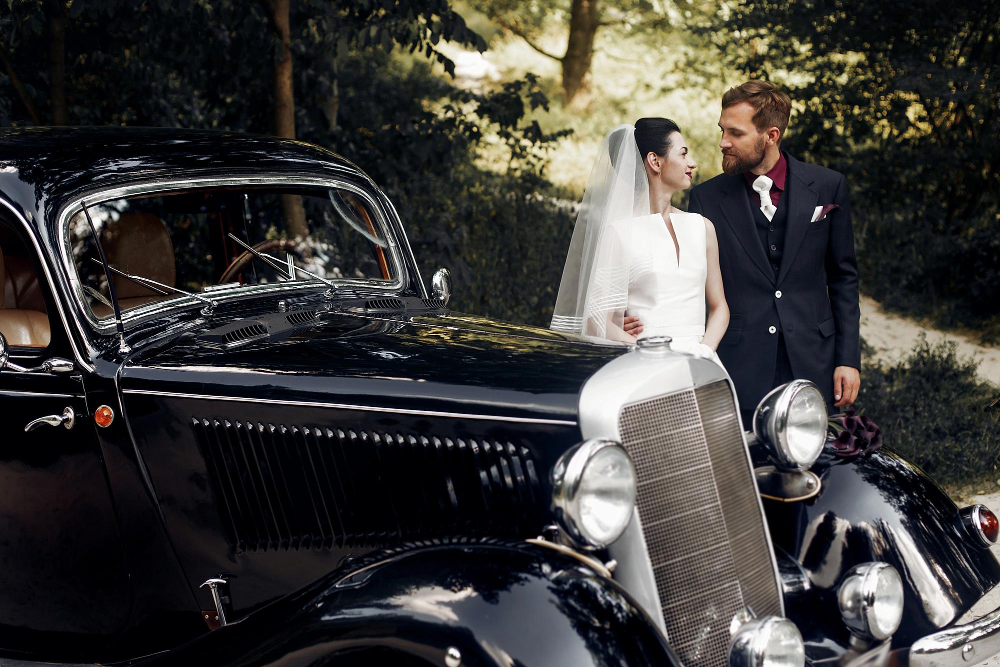 varios autos nupciales elegantes en exhibición