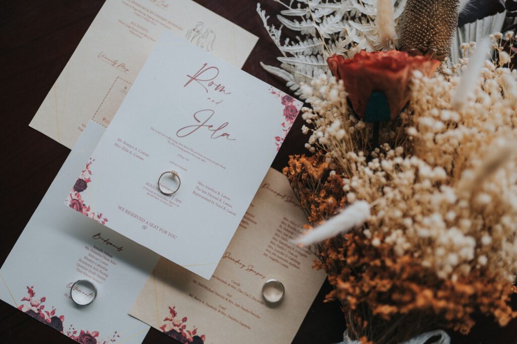 Invitados disfrutando detalles únicos en una boda
