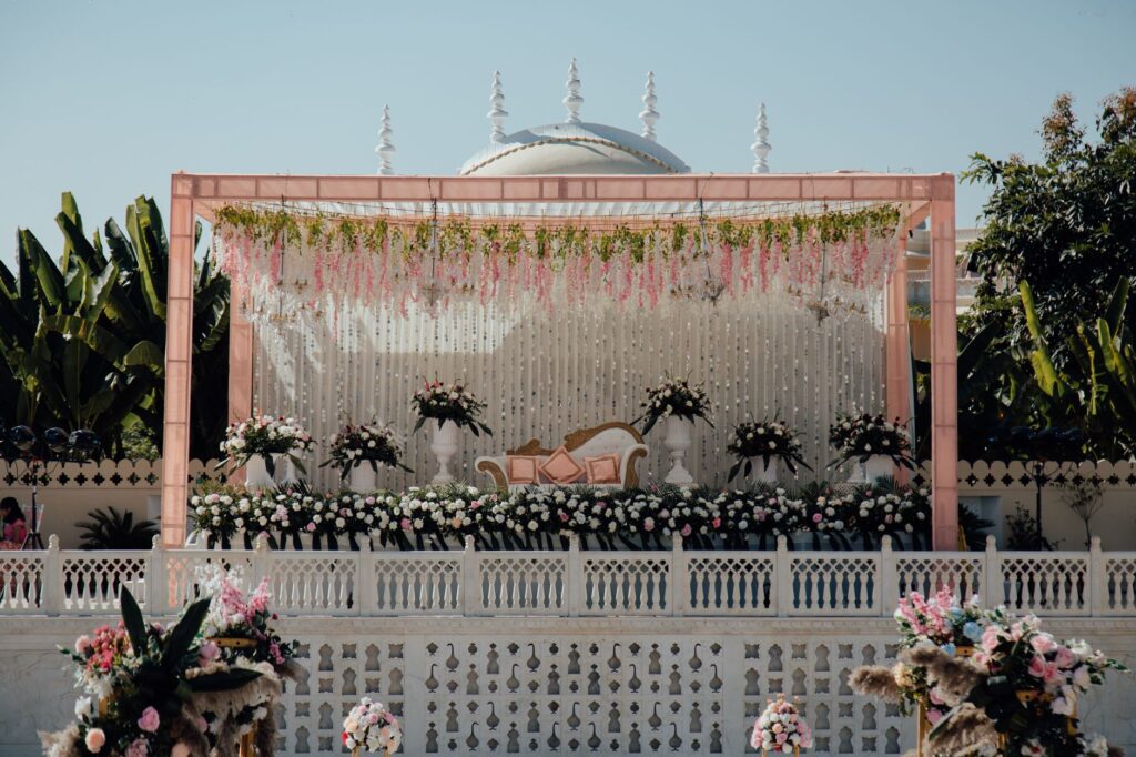 Mesa de boda con decoración personalizada