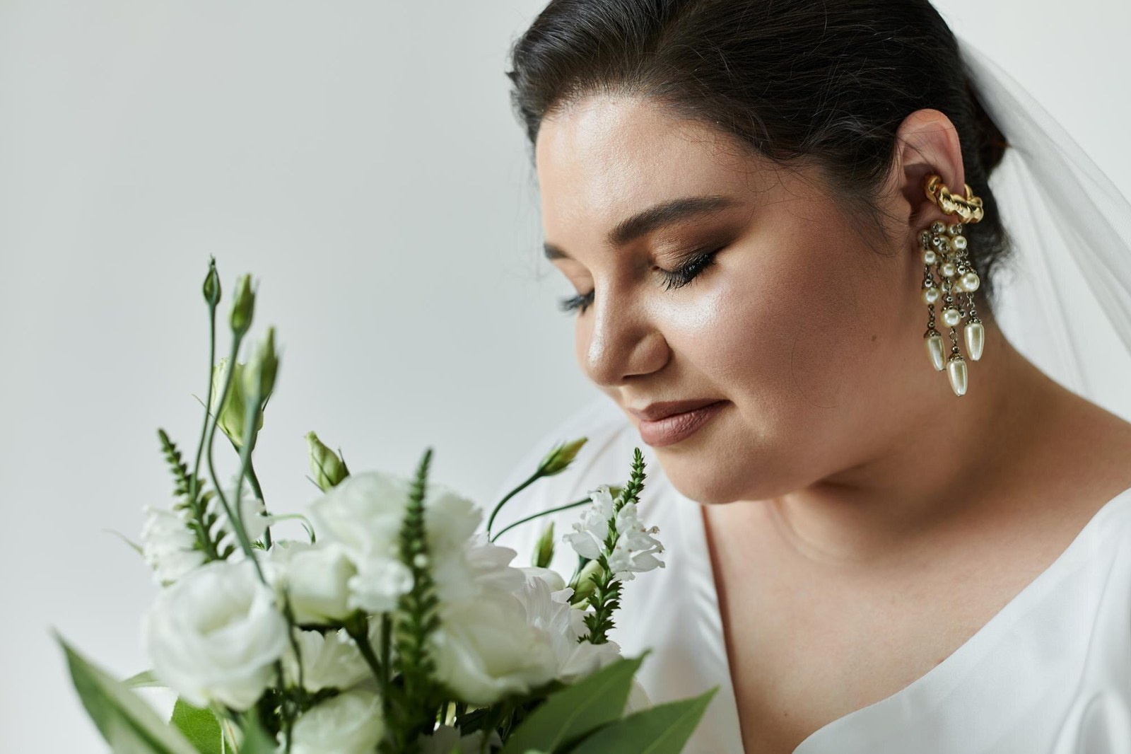 Novia con aretes modernos de perlas