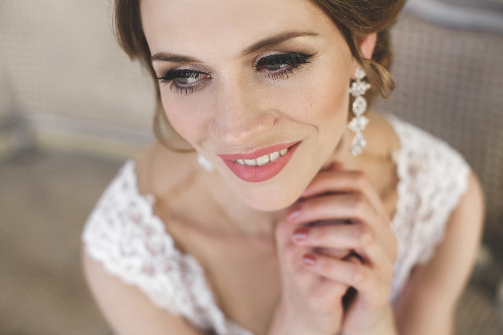 Novia con aretes clásicos largos y brillantes