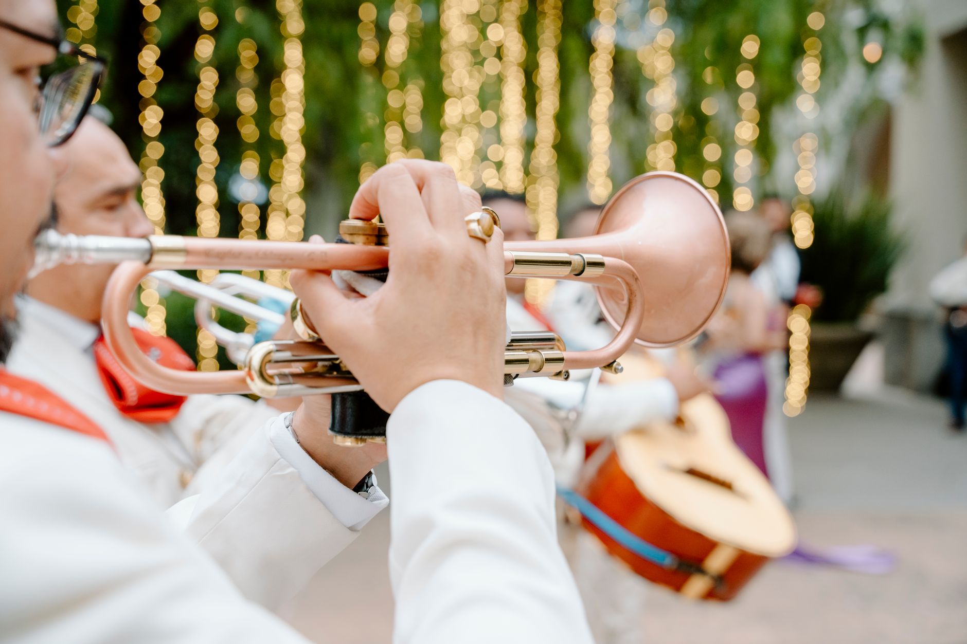 Músicos tocando en directo durante una celebración