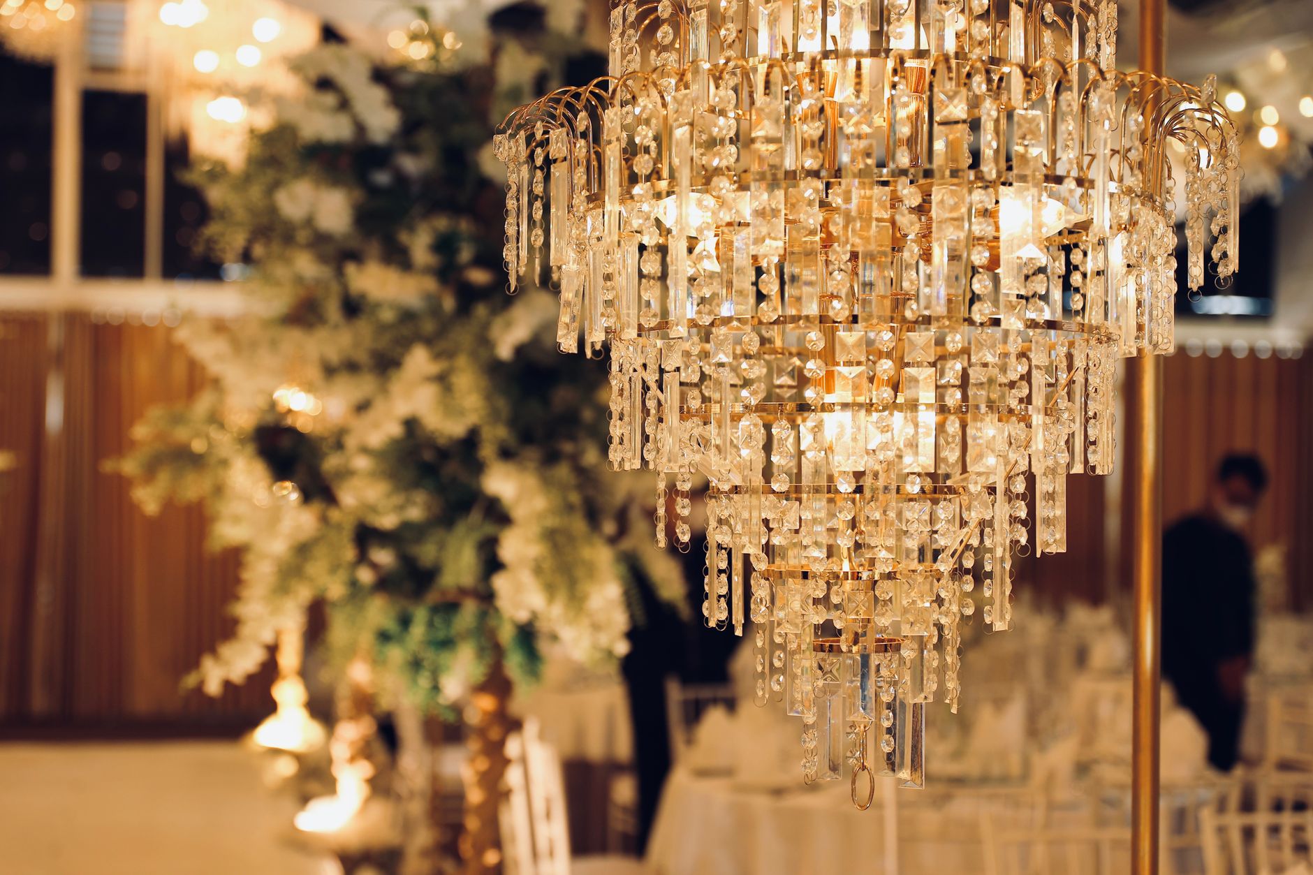 Iluminación dorada de salón para una boda inspirada en un cuento