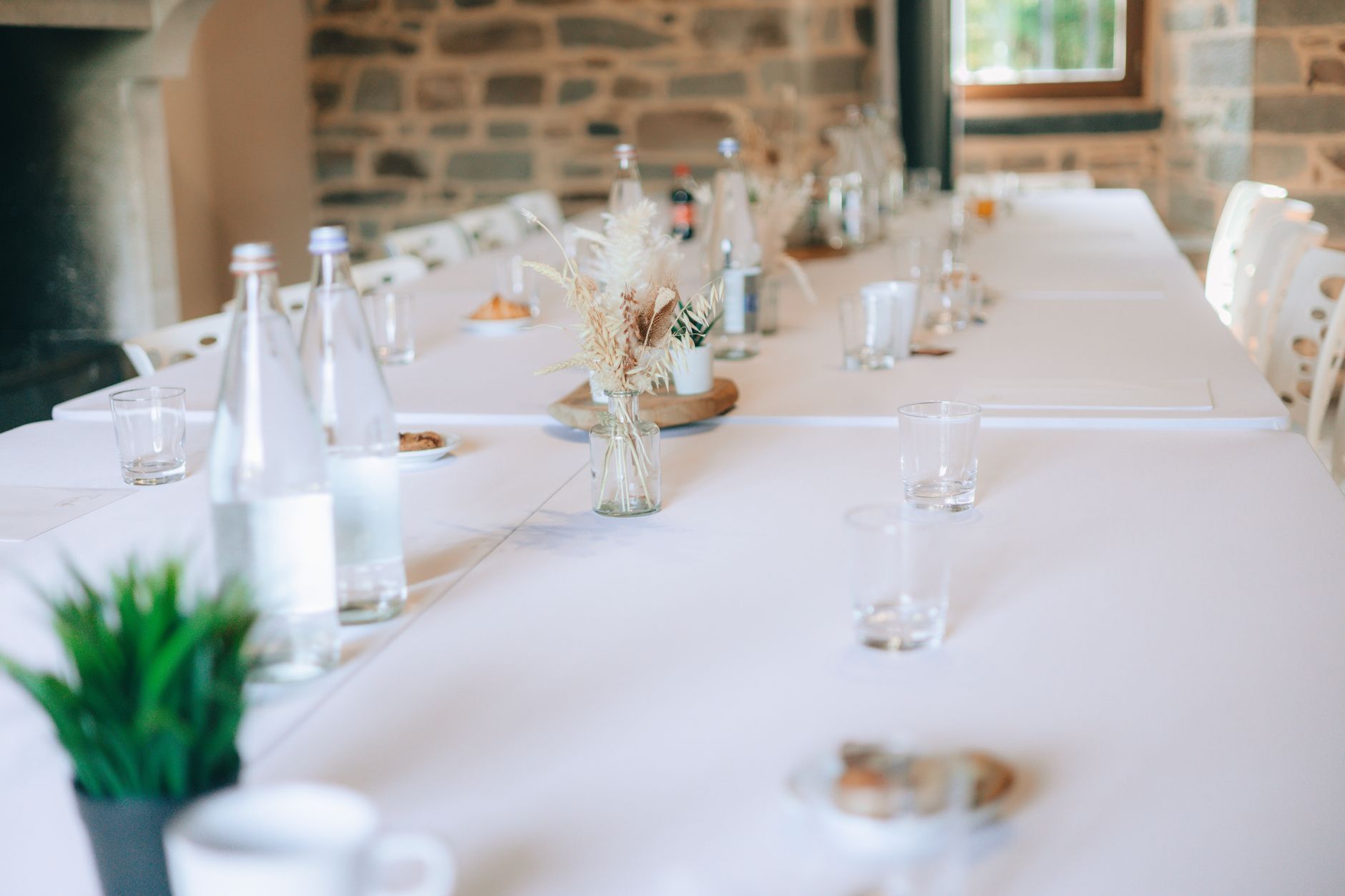 Mesa de boda con decoración minimalista y flores secas