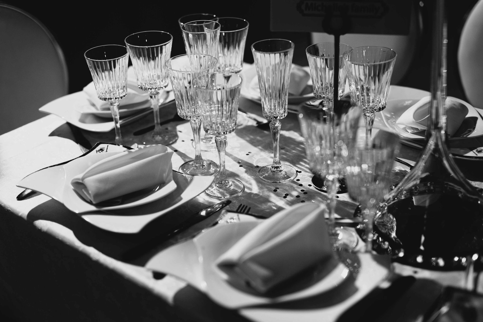Mesa de recepción de estilo clásico con cristalería