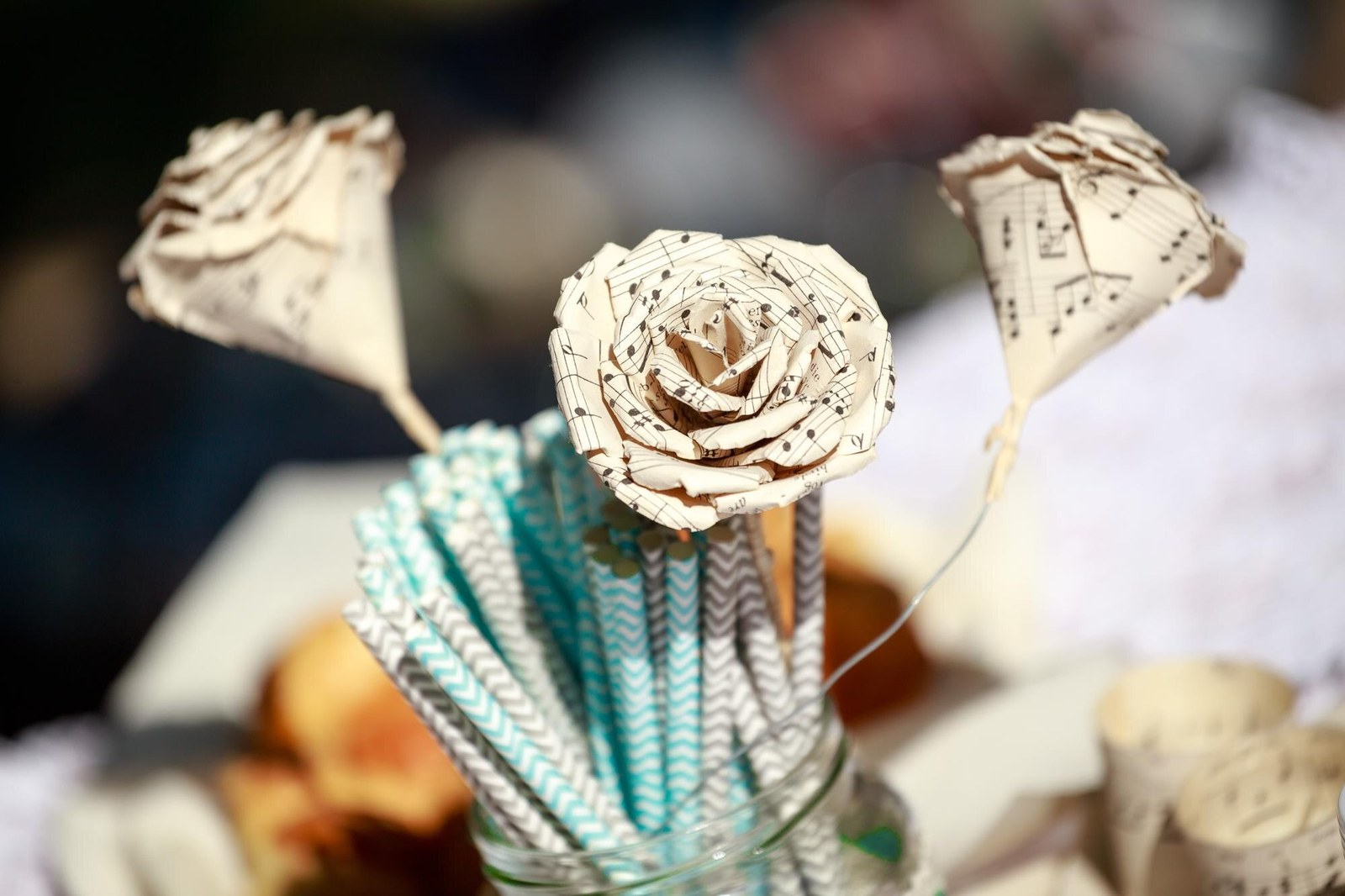 Rosas artesanales creadas con papel de partituras