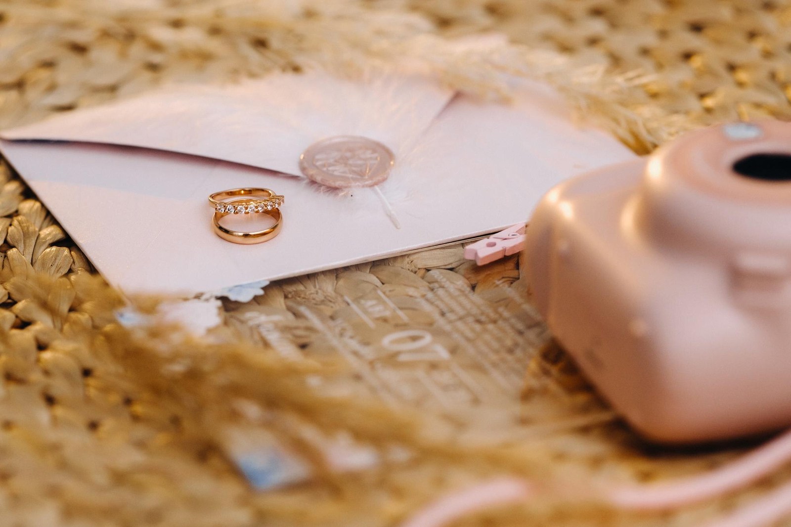 Alianzas y hucha para prever gastos adicionales de la boda