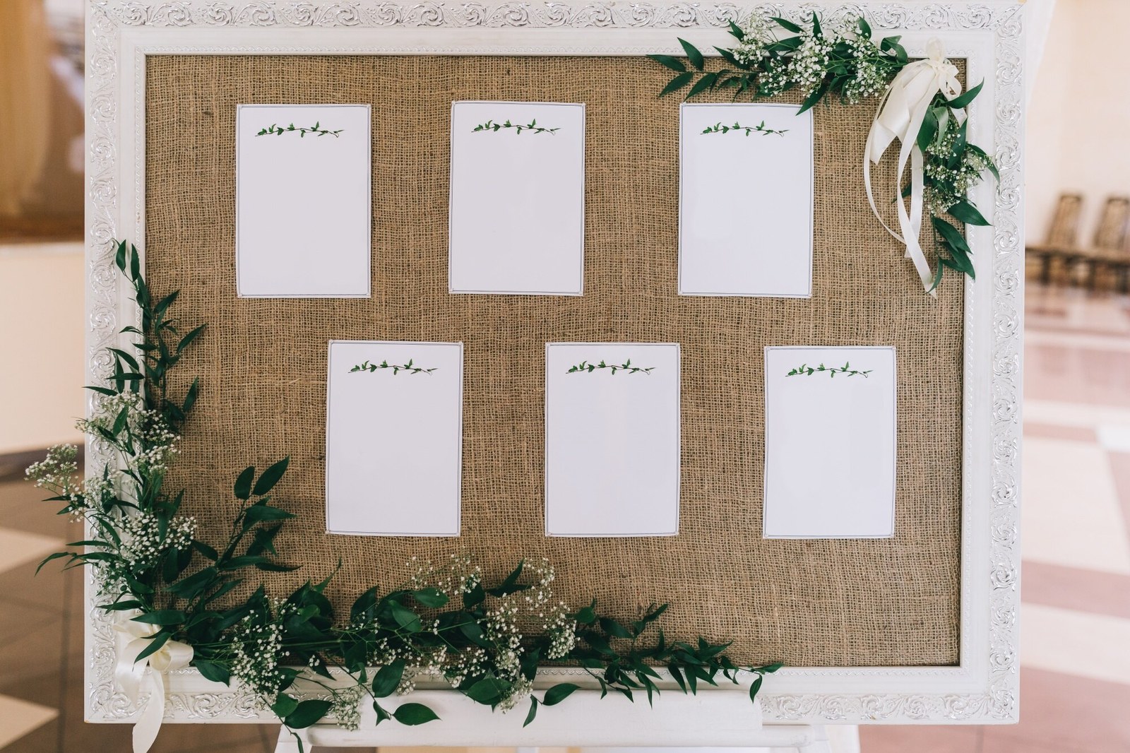 Panel de distribución de invitados y mesas de boda