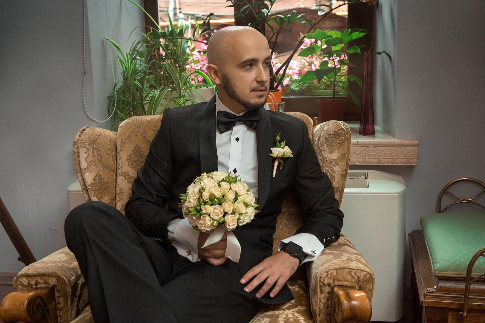 Novio con esmoquin negro de estilo clásico