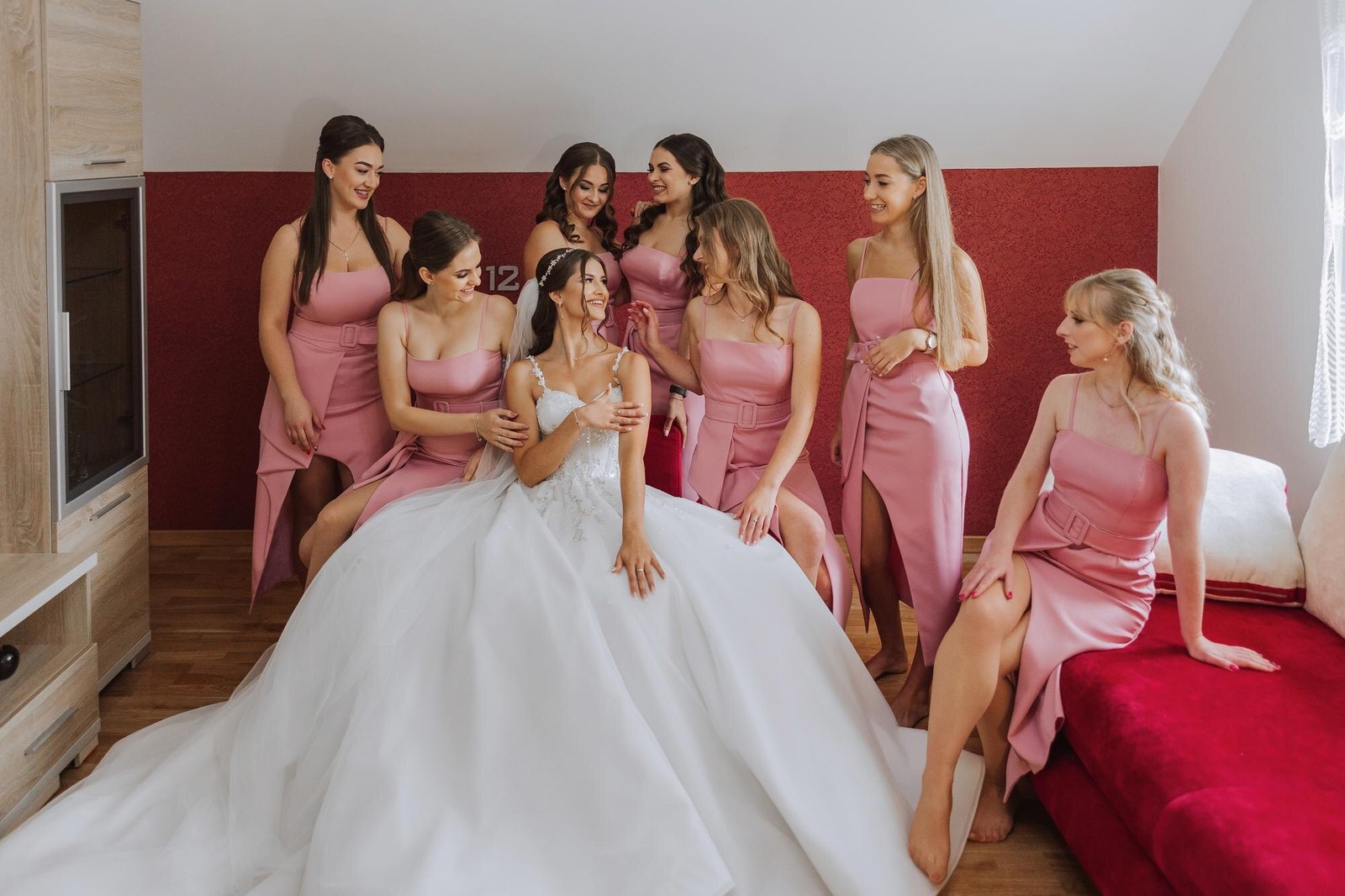 Novia con damas de honor vestidas en tonos rosa