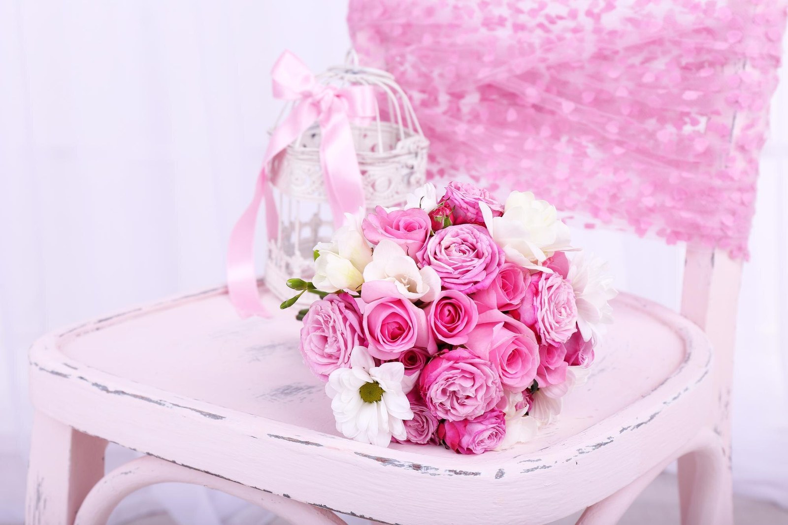 Ramo y decoración floral rosa para una boda temática