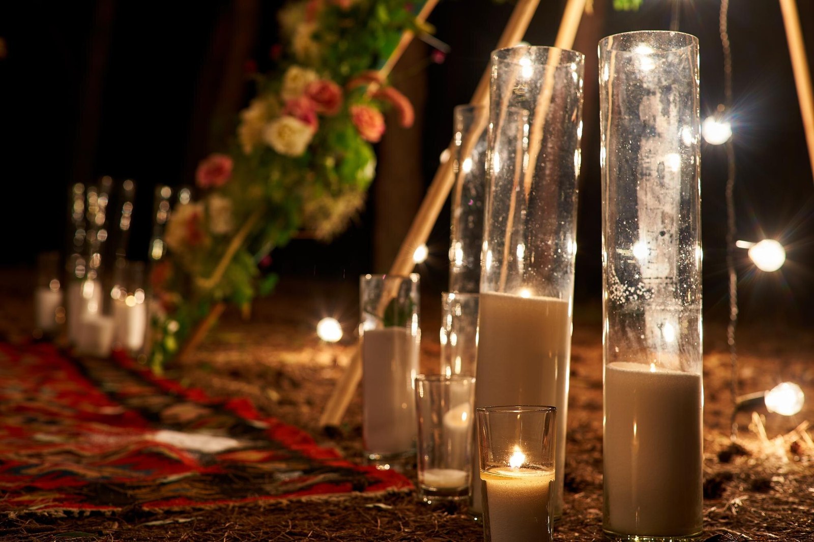 Velas y luces cálidas para iluminar una boda de noche