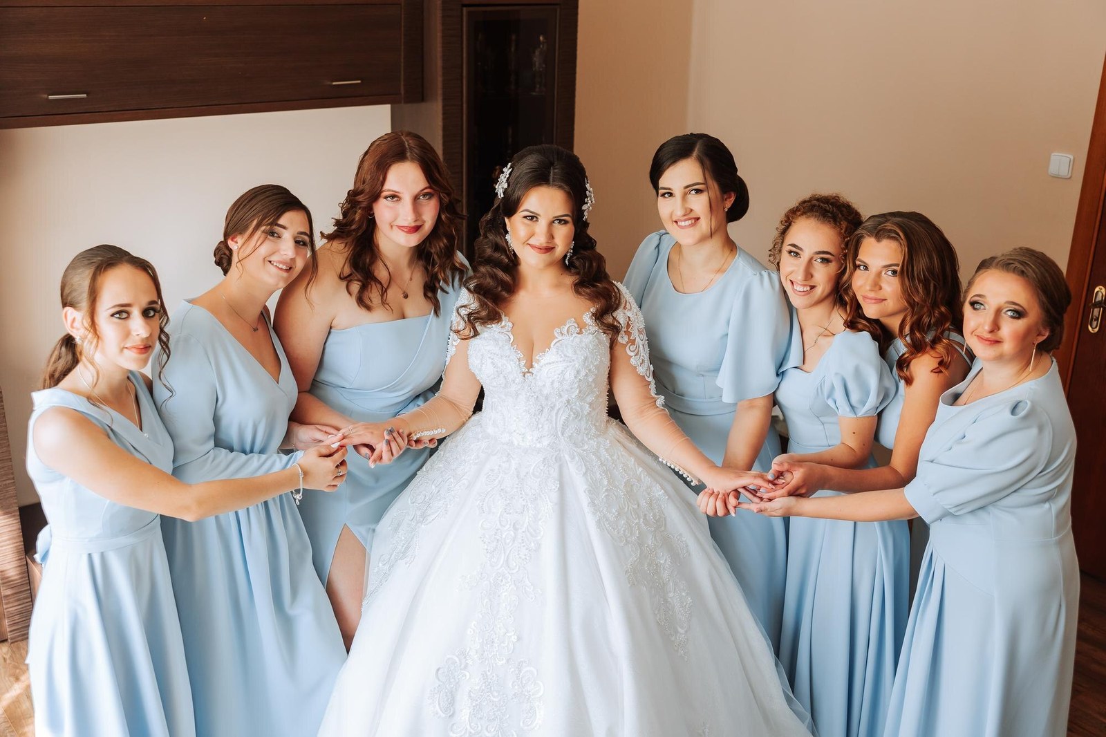 Novia acompañada por damas de honor con vestidos azules