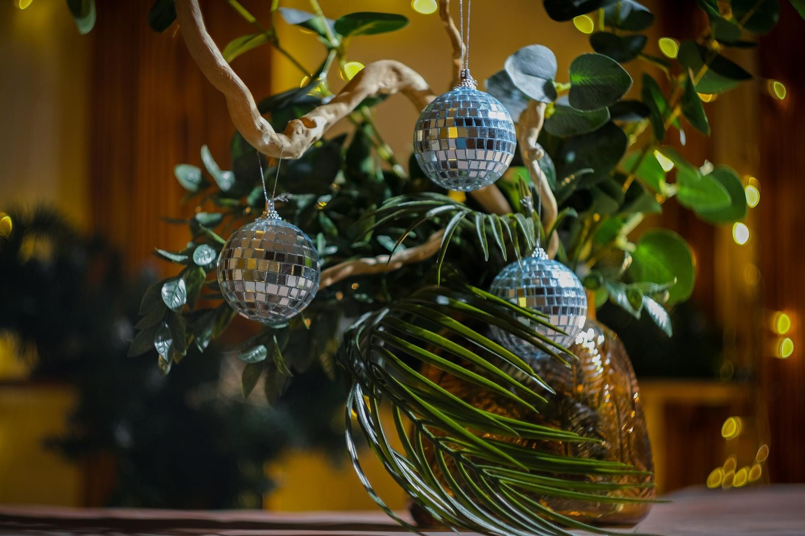 Centro de mesa con bolas de discoteca inspirado en los años 70