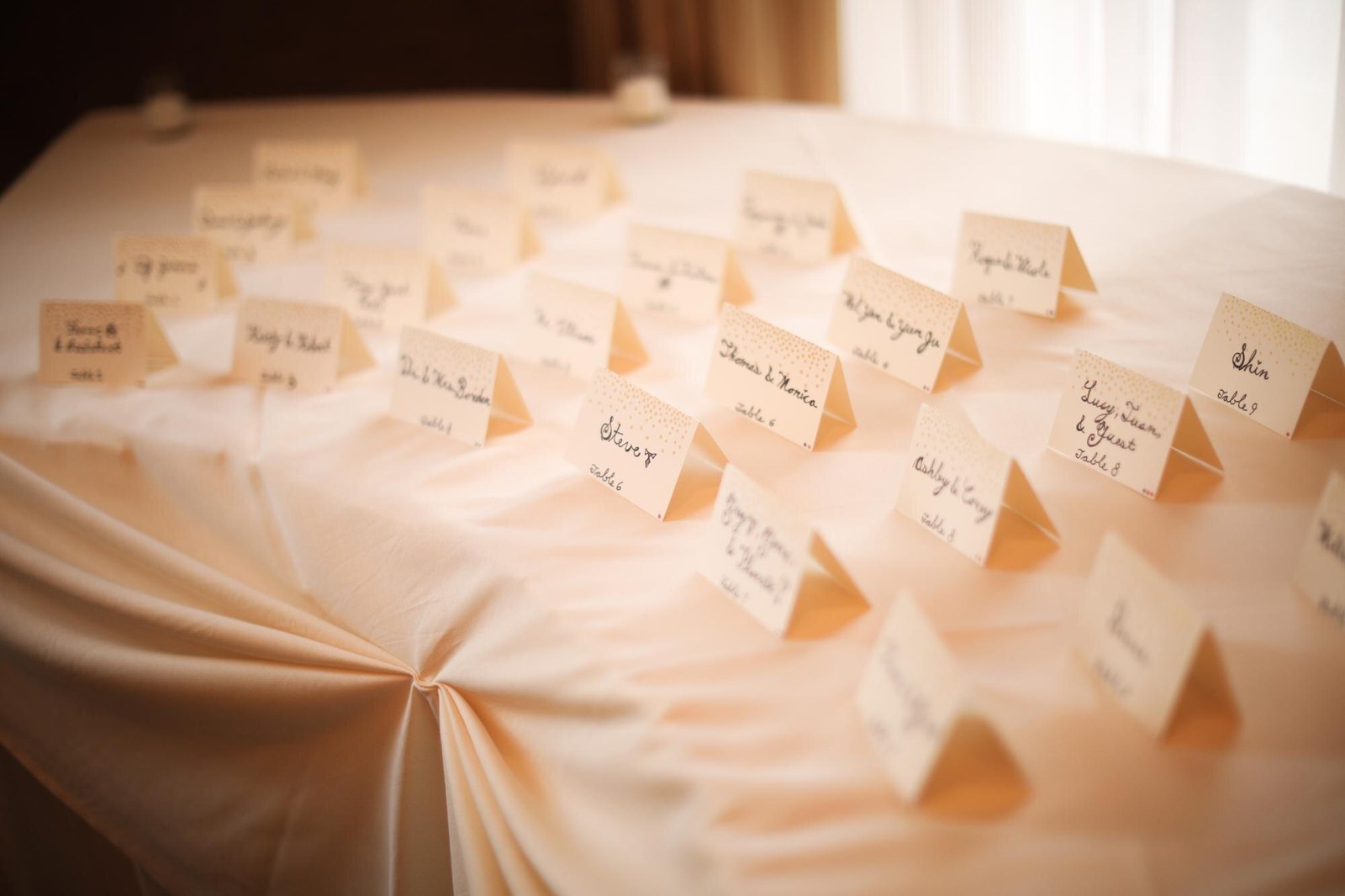 Tarjetas con nombres para organizar las mesas de boda