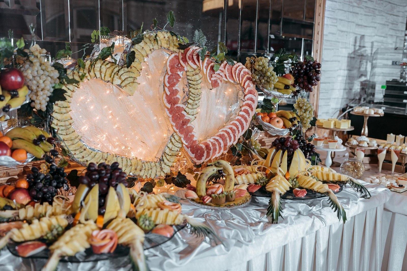 Buffet de frutas y postres preparado por un catering de boda