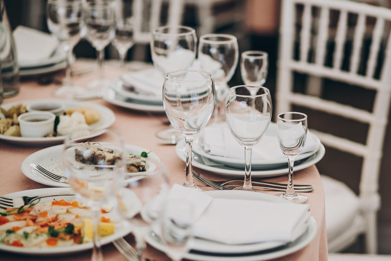 Servicio de menú servido en una recepción de boda