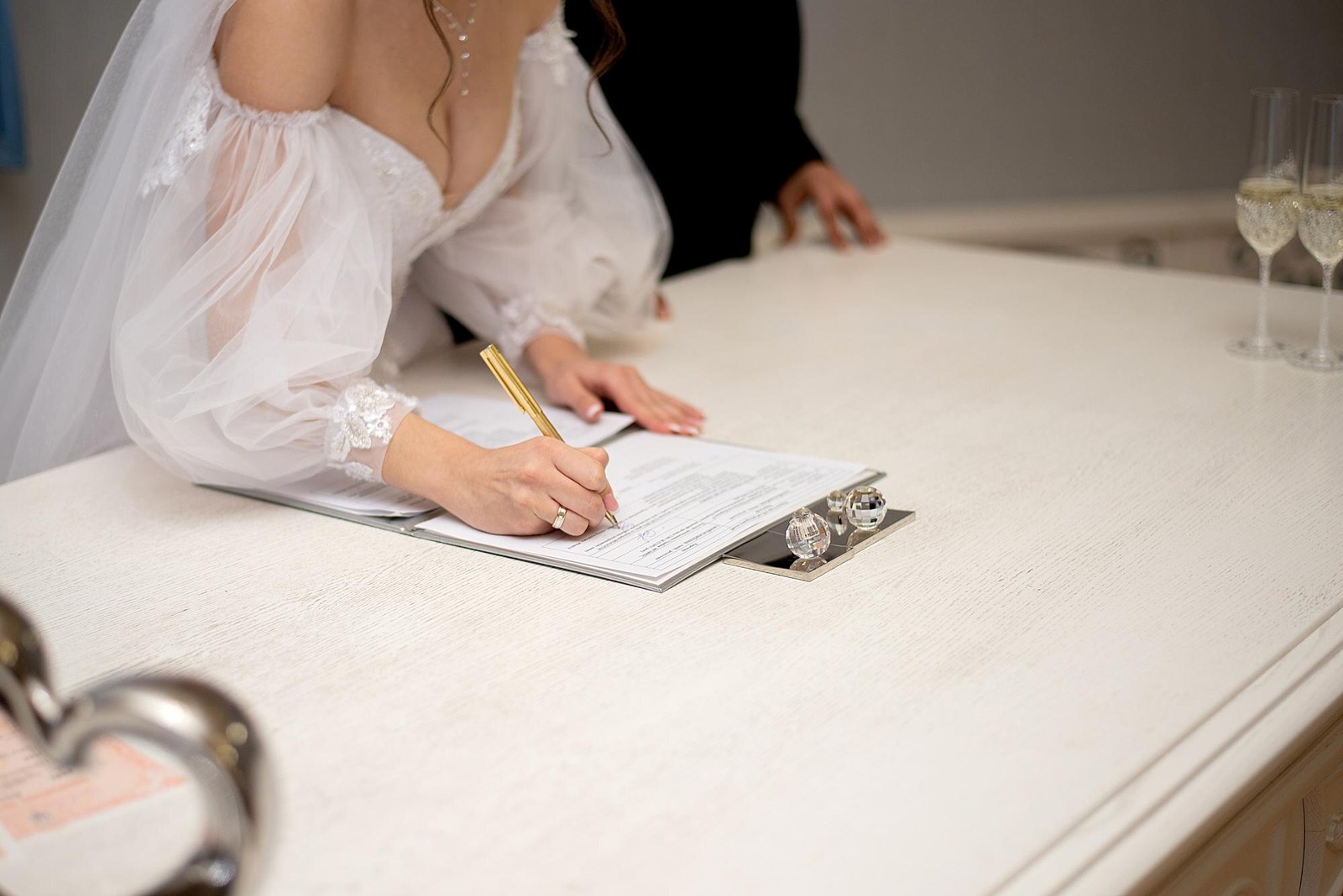 Firma y revisión de contratos dentro del presupuesto de boda