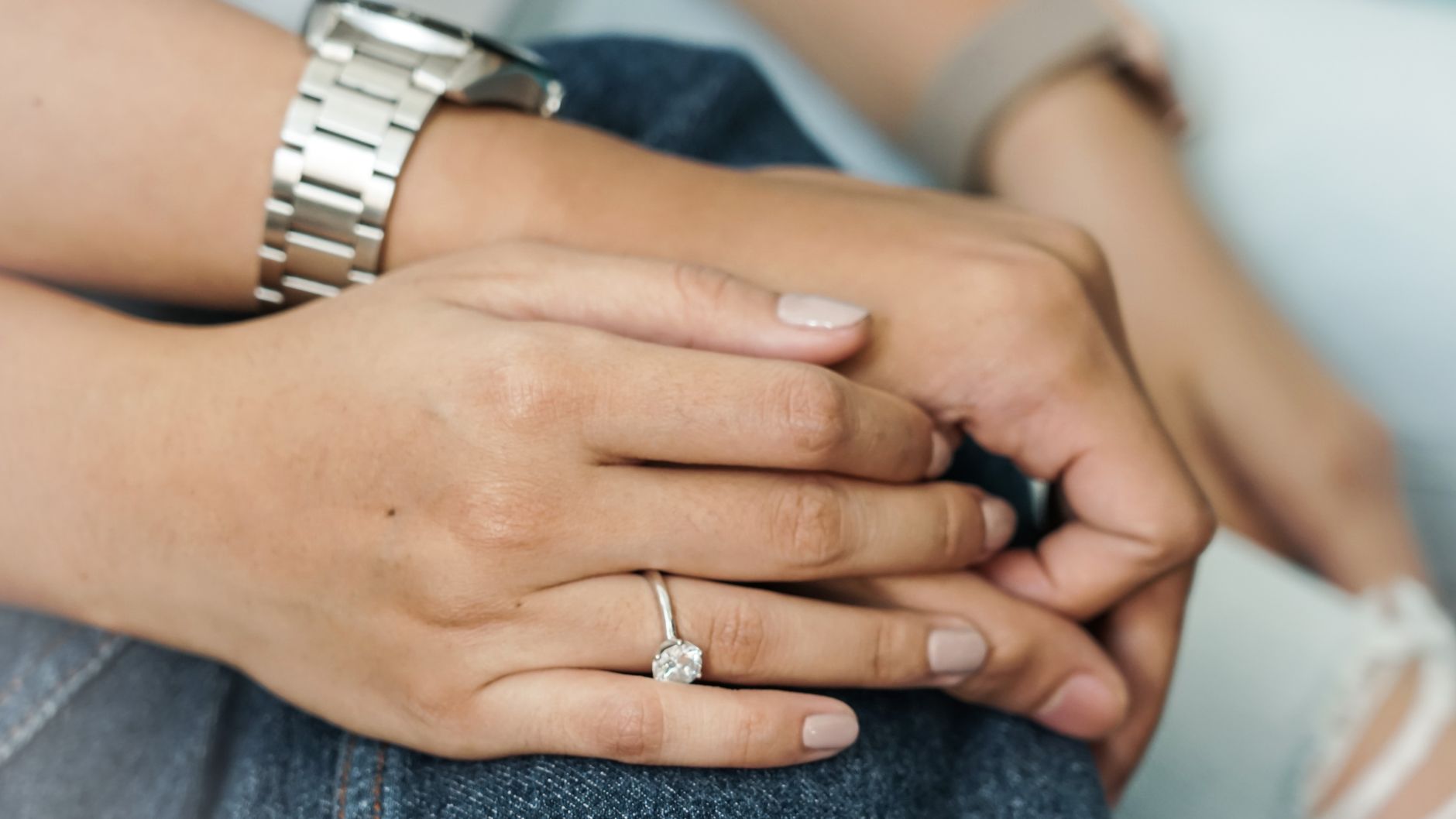 Mujer observando anillos de compromiso en una joyería
