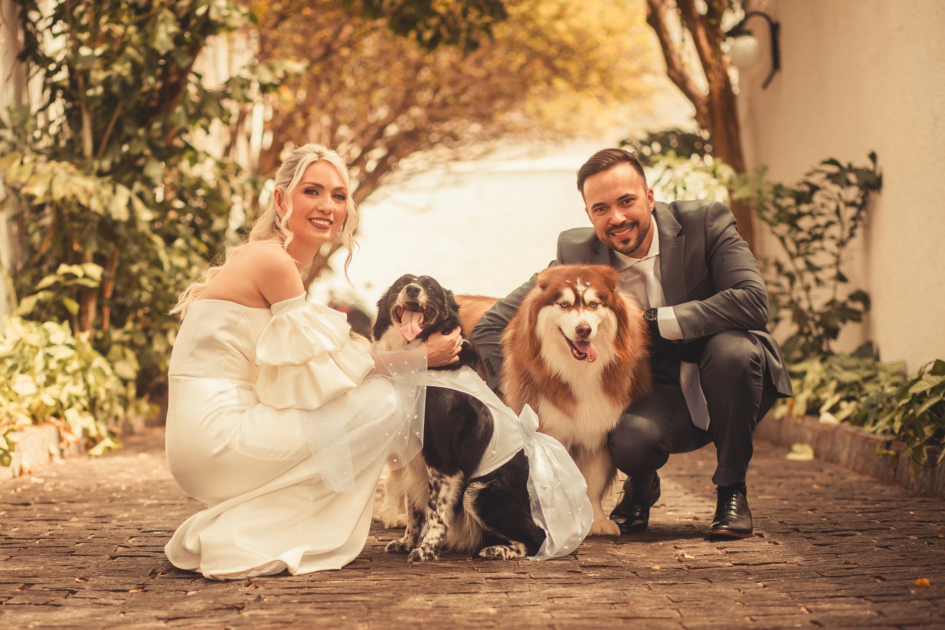 Una pareja con su perro en una boda