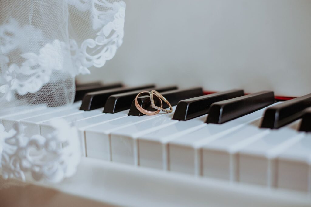 Pareja coordinando su música de boda