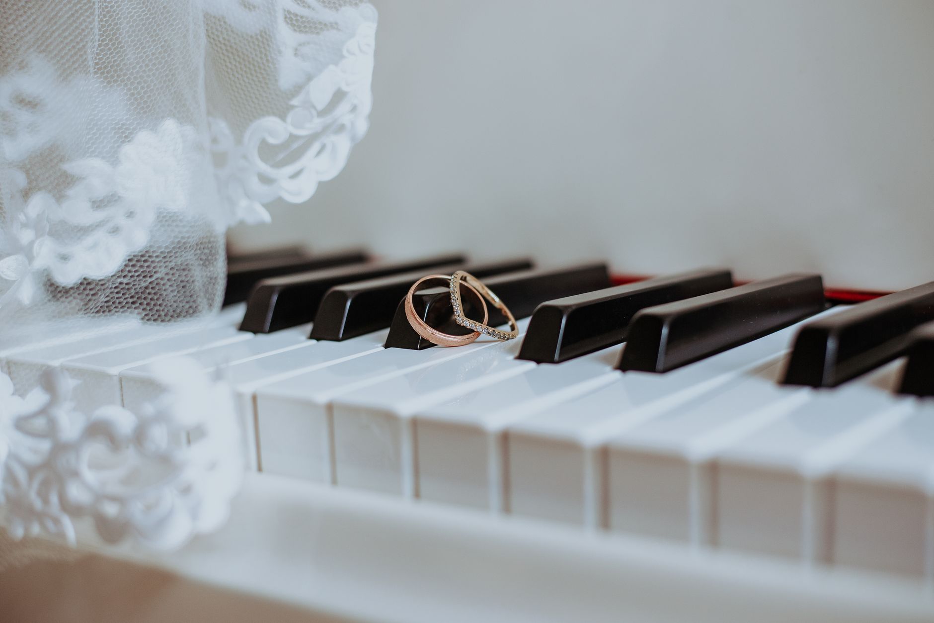 Pareja coordinando su música de boda