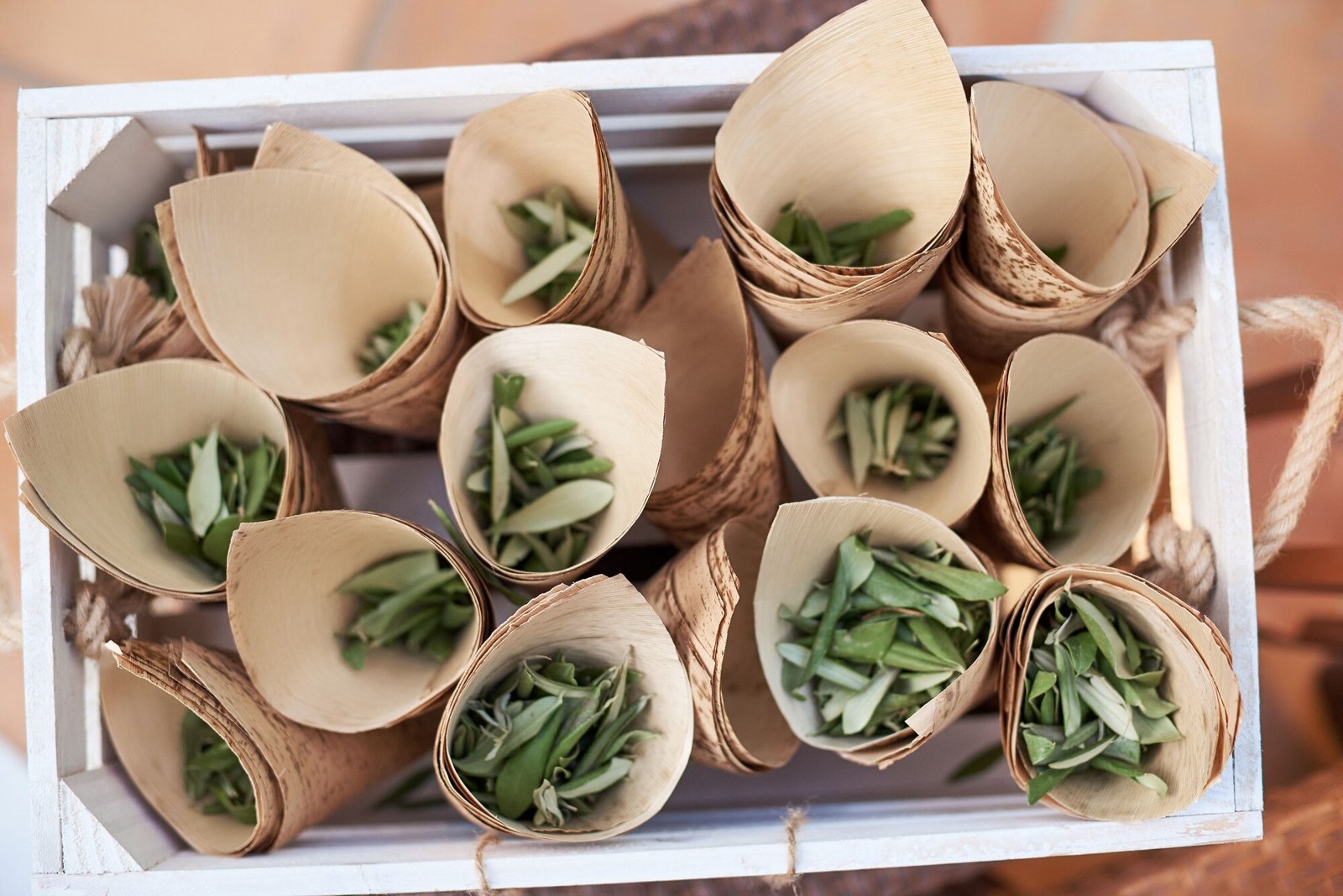 Conos sostenibles preparados como detalle para los invitados