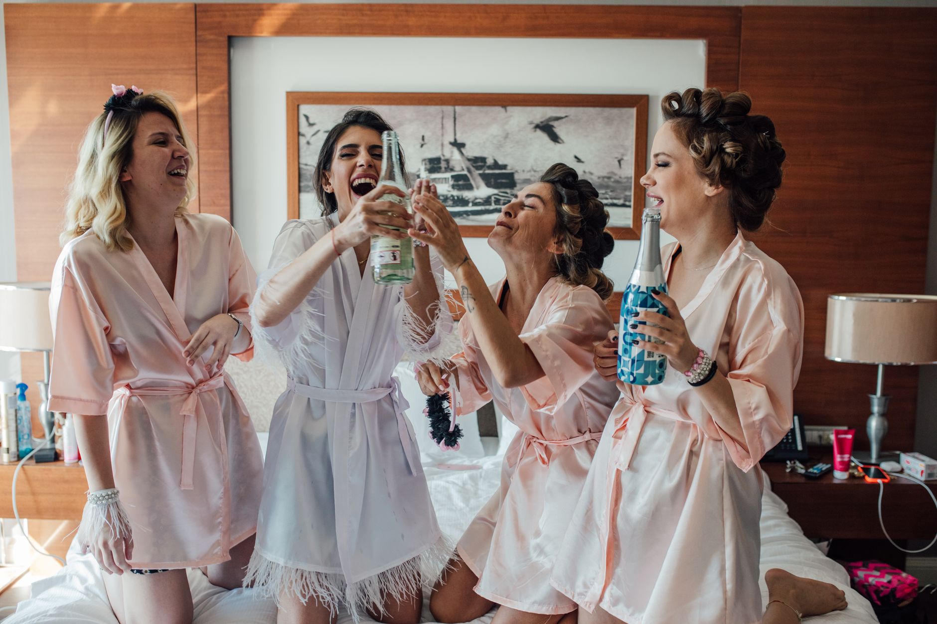 Novia brindando con sus damas de honor