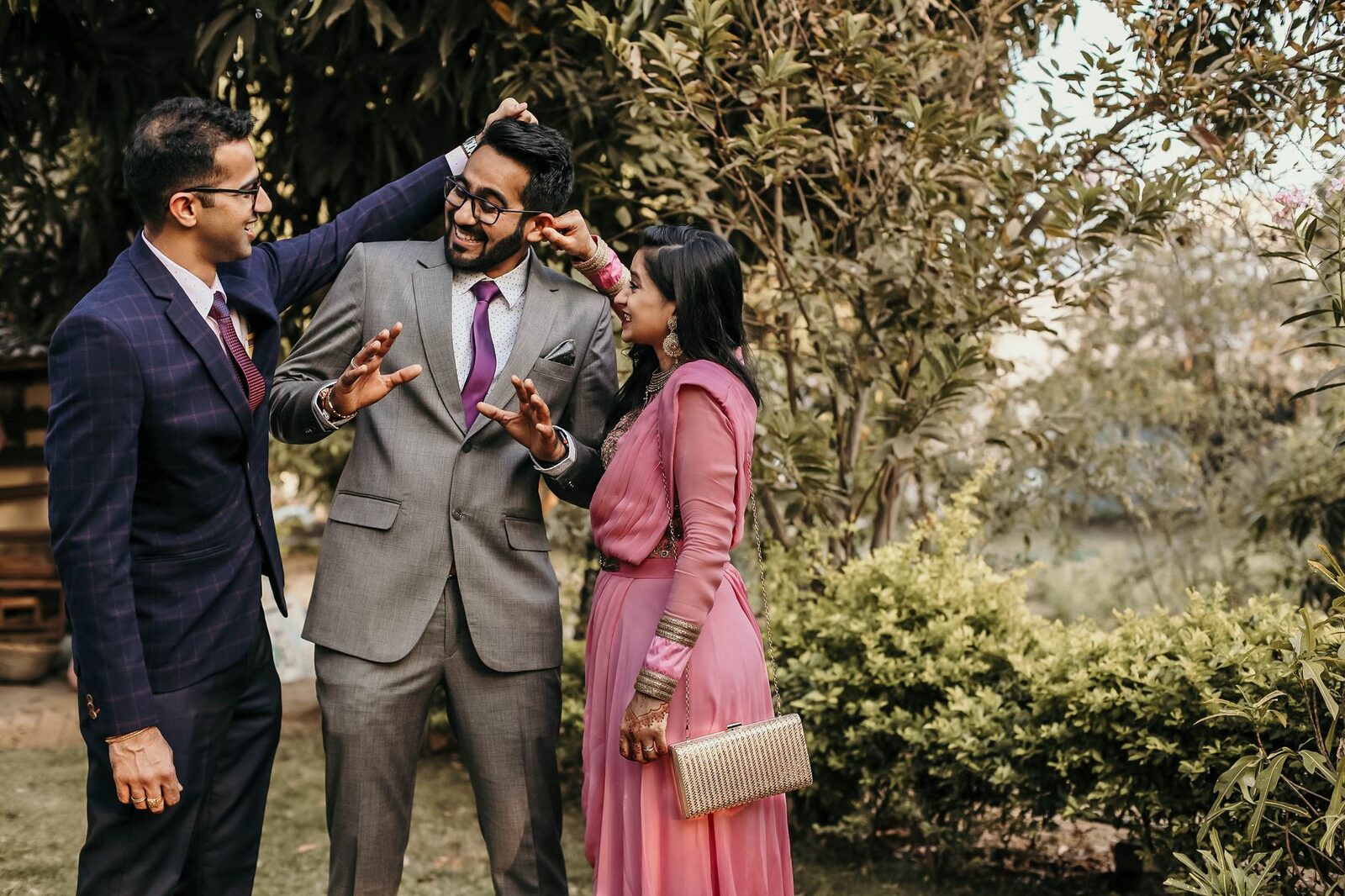 Familia discutiendo en una boda