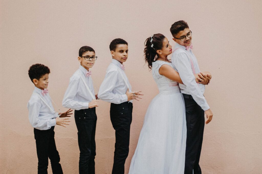 Hermanos reconciliándose en una boda