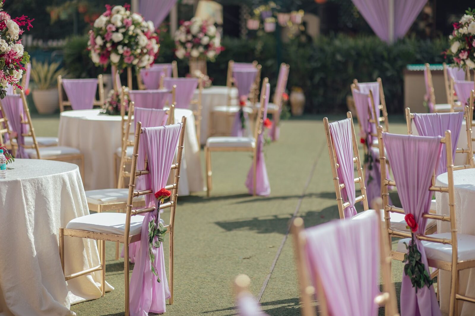 Disposición moderna de mesas en una boda