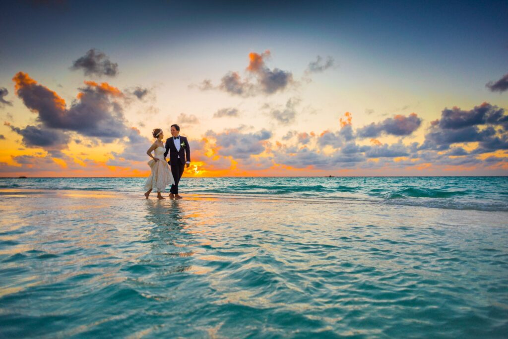 pareja disfrutando de su viaje de novios