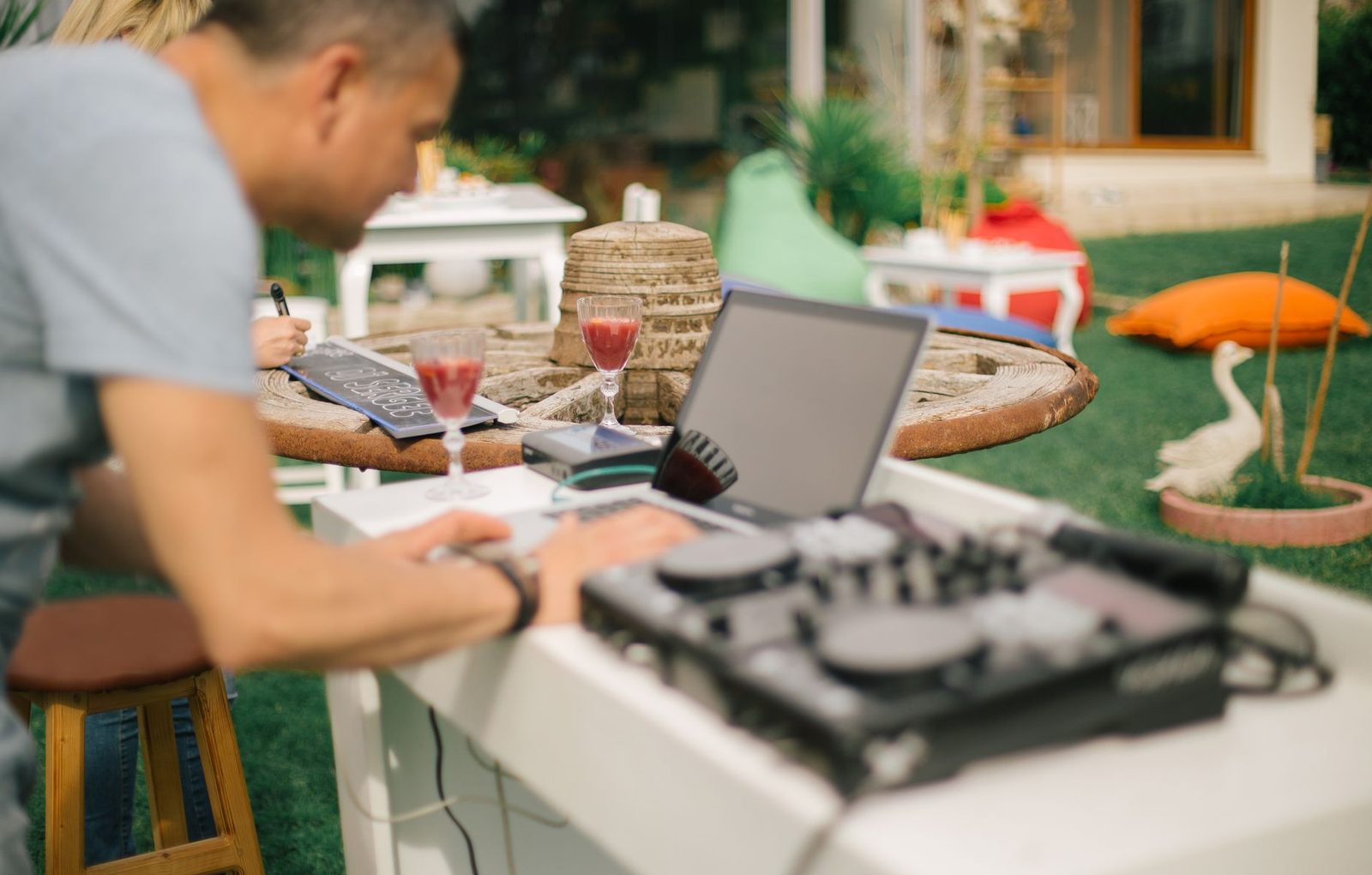 DJ contrastando solicitudes de celebraciones con fechas marcadas en una agenda