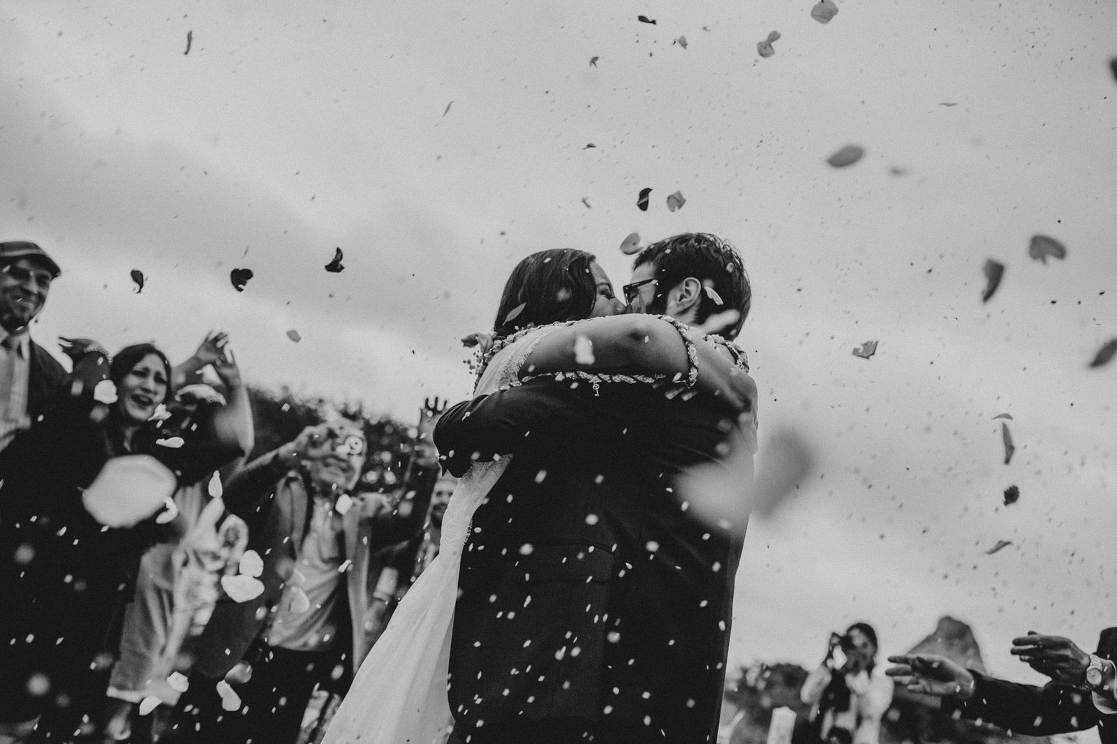 Fotógrafo capturando un momento íntimo en una boda