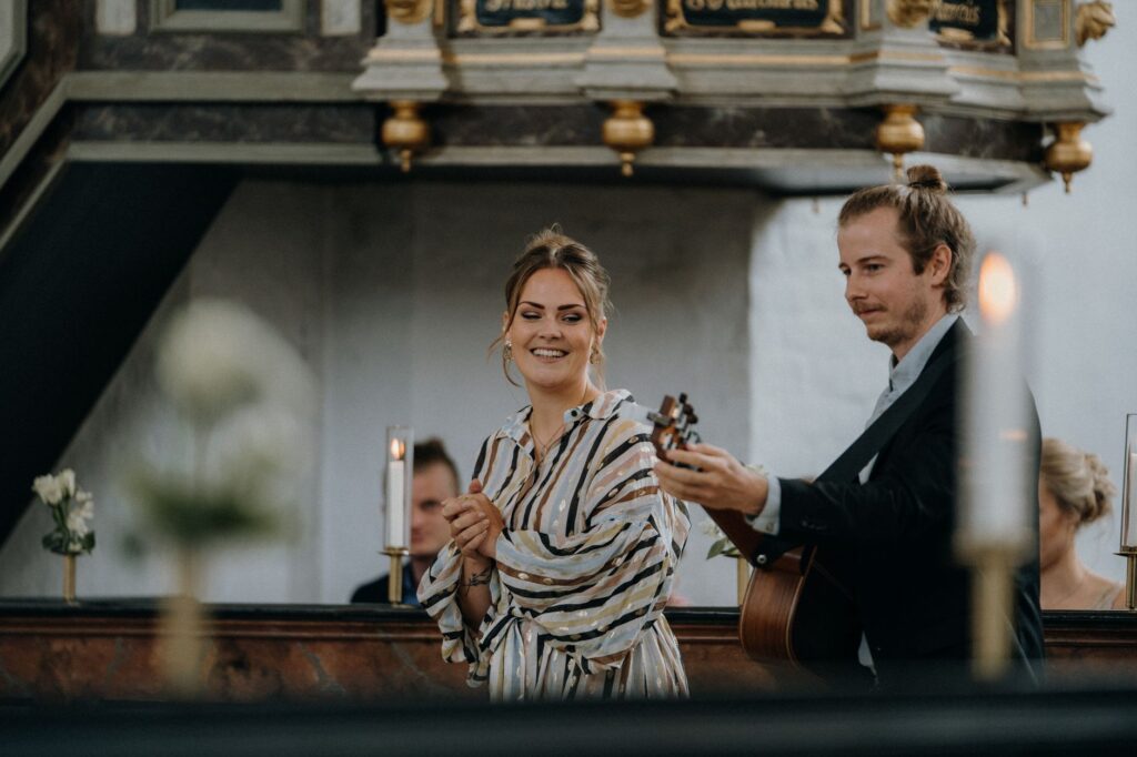 Cuarteto de cuerdas tocando en una iglesia