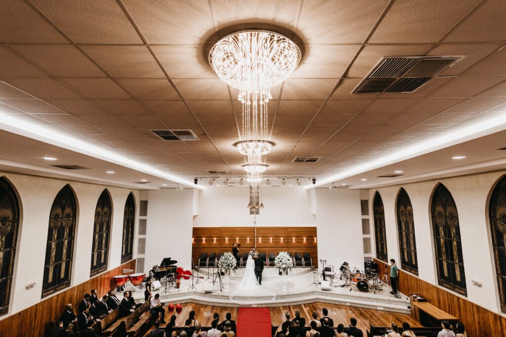 Grupo musical contemporáneo en una iglesia